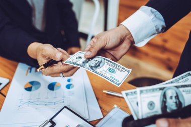 Toplantı odasında birlikte çalışan genç iş adamları.