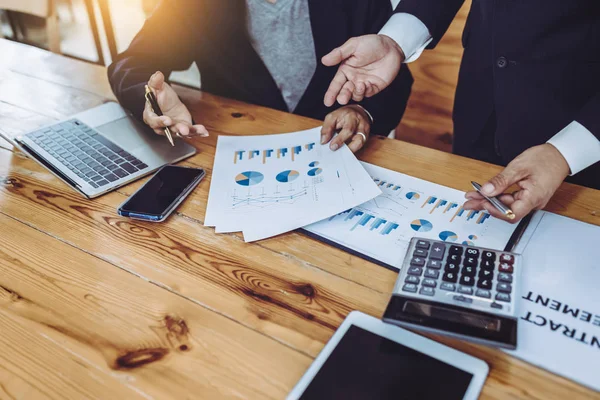 Young business people working together in meeting room. — Stock Photo, Image