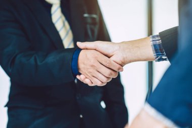 İki işadamı birbirini selamlıyor..