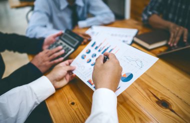 Ofis odasında çalışan iş adamları ekibi..