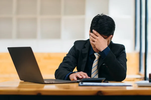 Hombre Negocios Siente Triste Preocupación Cansado Frustrado Después Perder Trabajo — Foto de Stock