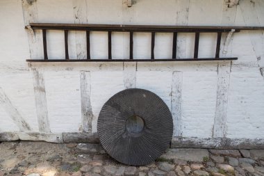 Millstone ayakta ve merdiven asılı