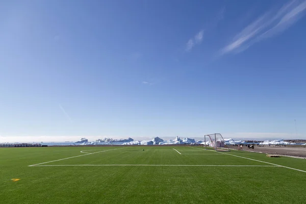 Terrain de football à Qeqertarsuaq, Groenland — Photo