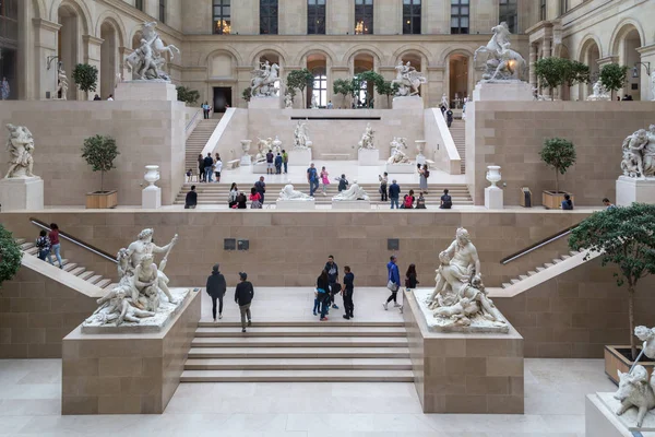 Museo del Louvre en París, Francia — Foto de Stock