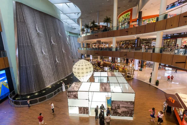 Increíble cascada dentro del centro comercial Dubai — Foto de Stock