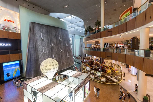 迪拜购物中心内的惊人瀑布 — 图库照片