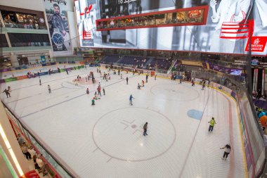 Dubai Alışveriş Merkezi içinde buz pateni pisti