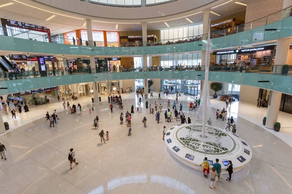 Grand Atrium wewnątrz centrum handlowego Dubai Mall — Zdjęcie stockowe