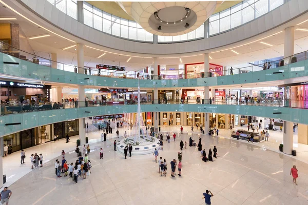 Grand Atrium wewnątrz centrum handlowego Dubai Mall — Zdjęcie stockowe