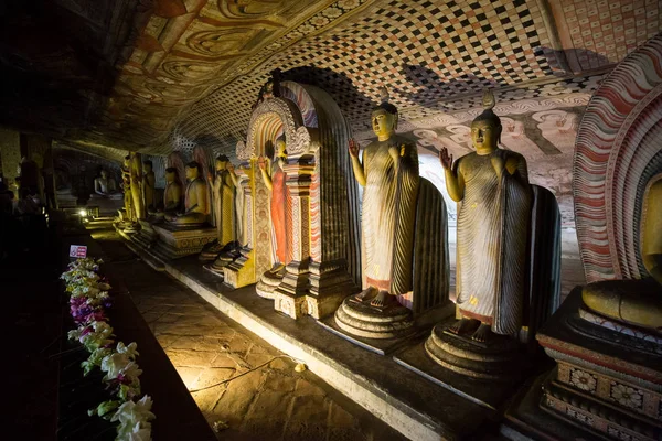 Sochy Buddhy uvnitř jeskynního chrámu Dambulla, Srí Lanka — Stock fotografie