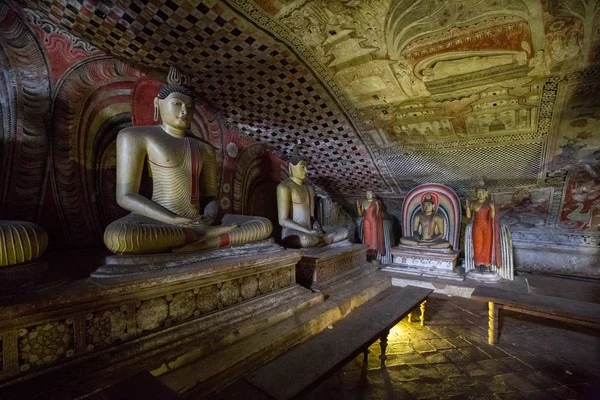 Sochy Buddhy uvnitř jeskynního chrámu Dambulla, Srí Lanka — Stock fotografie