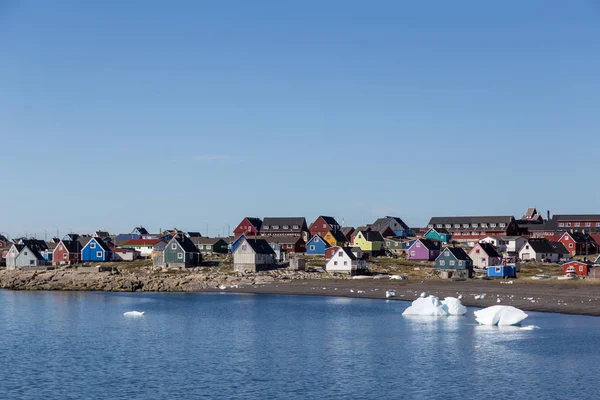 Casas coloridas em Qeqertarsuaq, Gronelândia — Fotografia de Stock