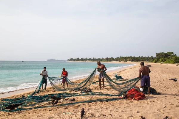 Pêcheurs à Nilaveli Beach à Trincomalee, Sri Lanka — Photo