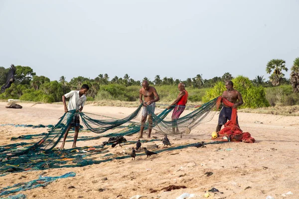 Ψαράδες στην Nilaveli παραλία στο Trincomalee, Σρι Λάνκα — Φωτογραφία Αρχείου