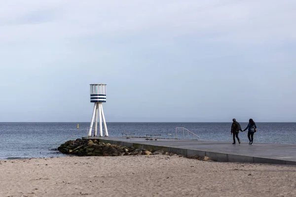 Torre Lifeguard em Bellevue Beach em Copenhague, Dinamarca — Fotografia de Stock