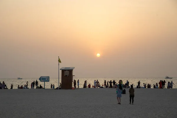 Sonnenuntergang am öffentlichen Strand von Jumeirah in Duabi, uae — Stockfoto