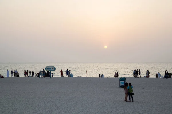 Puesta de sol en Jumeirah Public Beach en Duabi, Emiratos Árabes Unidos — Foto de Stock