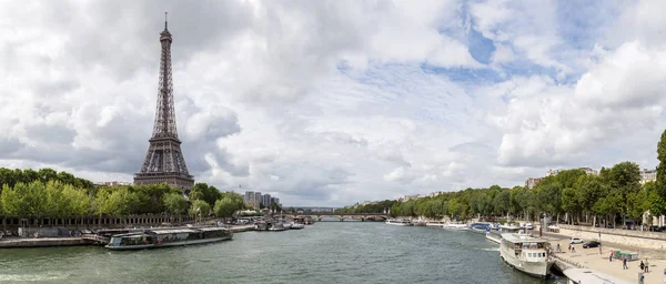 Panoramisch uitzicht op de toren van Eiffel en de rivier de Seine in Parijs — Stockfoto