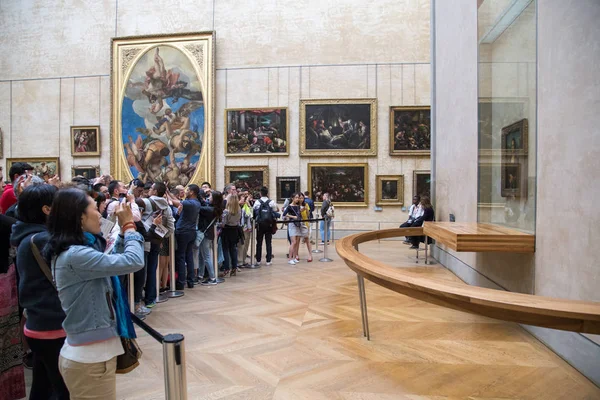 Посетители смотрят на картину Моны Лизы — стоковое фото