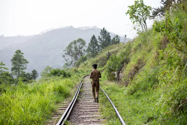 Поліцейський ходіння по композиції поїзда в Елла, Шрі-Ланка — стокове фото