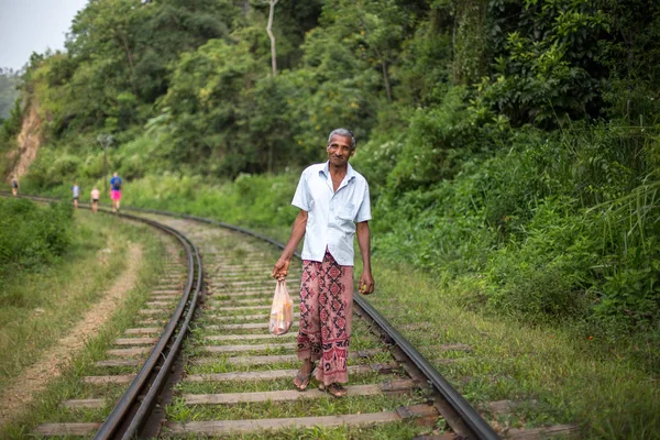 Hombre local caminando en las vías del tren en Ella, Sri Lanka — Foto de Stock