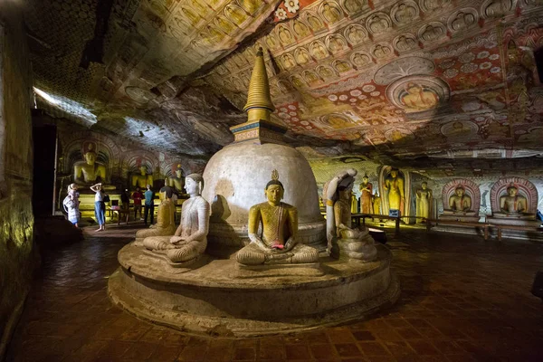 Στούπα και τα αγάλματα μέσα ναός του Σπηλαίου Νταμπούλα, Σρι Λάνκα — Φωτογραφία Αρχείου