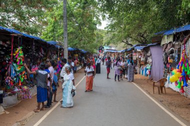 Koneswaram Tapınağı Trincomalee, Sri Lanka doğru yol boyunca tezgahları