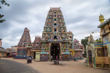 Trincomalee, Sri Lanka - 23 Ağustos 2018: dış görünüm Hindu Tapınağı Pathirakali Amman