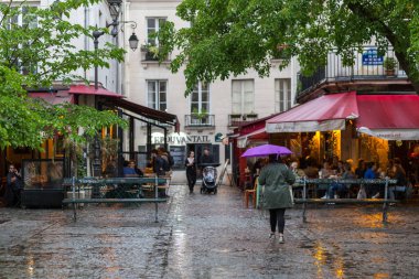 Yağmurlu gün Paris sokaklarında