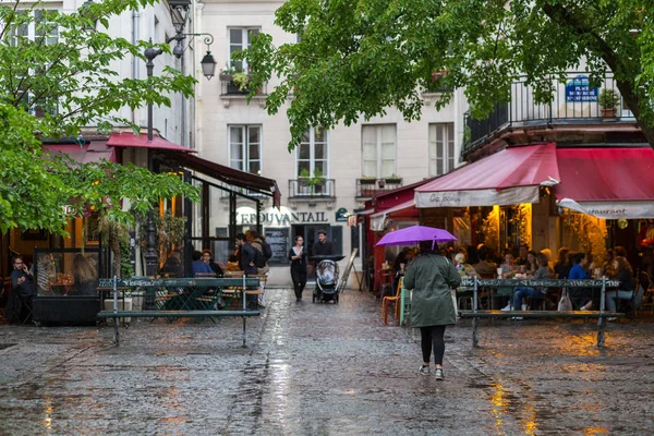 Regenachtige dag in de straten van Parijs — Stockfoto