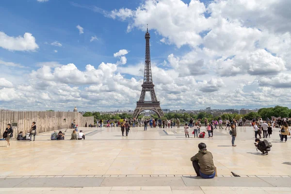 Eiffeltoren en Trocadero Sqaure in Parijs — Stockfoto