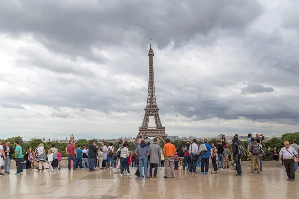 Eiffeltoren en Trocadero Sqaure in Parijs — Stockfoto