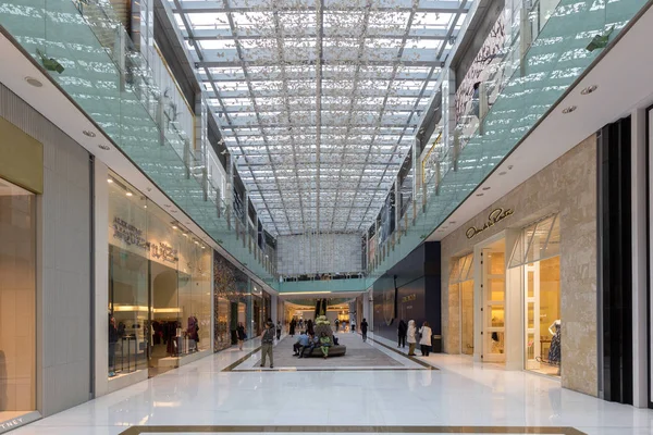 阿拉伯联合酋长国迪拜购物中心内的中庭 — 图库照片