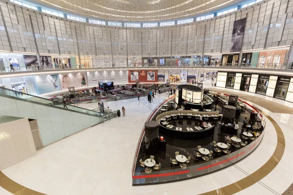 Atrium wewnątrz centrum handlowego Dubai Mall, Zjednoczone Emiraty Arabskie — Zdjęcie stockowe