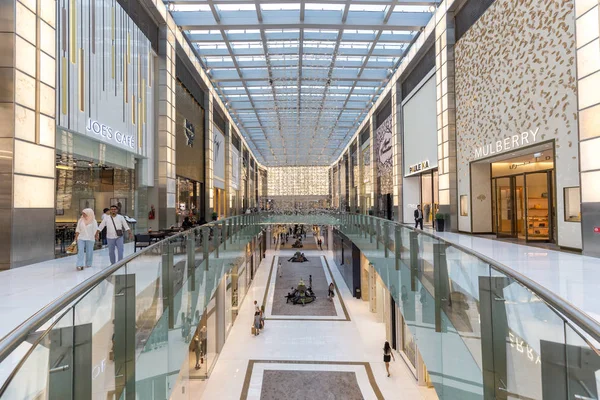 Atrium wewnątrz centrum handlowego Dubai Mall, Zjednoczone Emiraty Arabskie — Zdjęcie stockowe