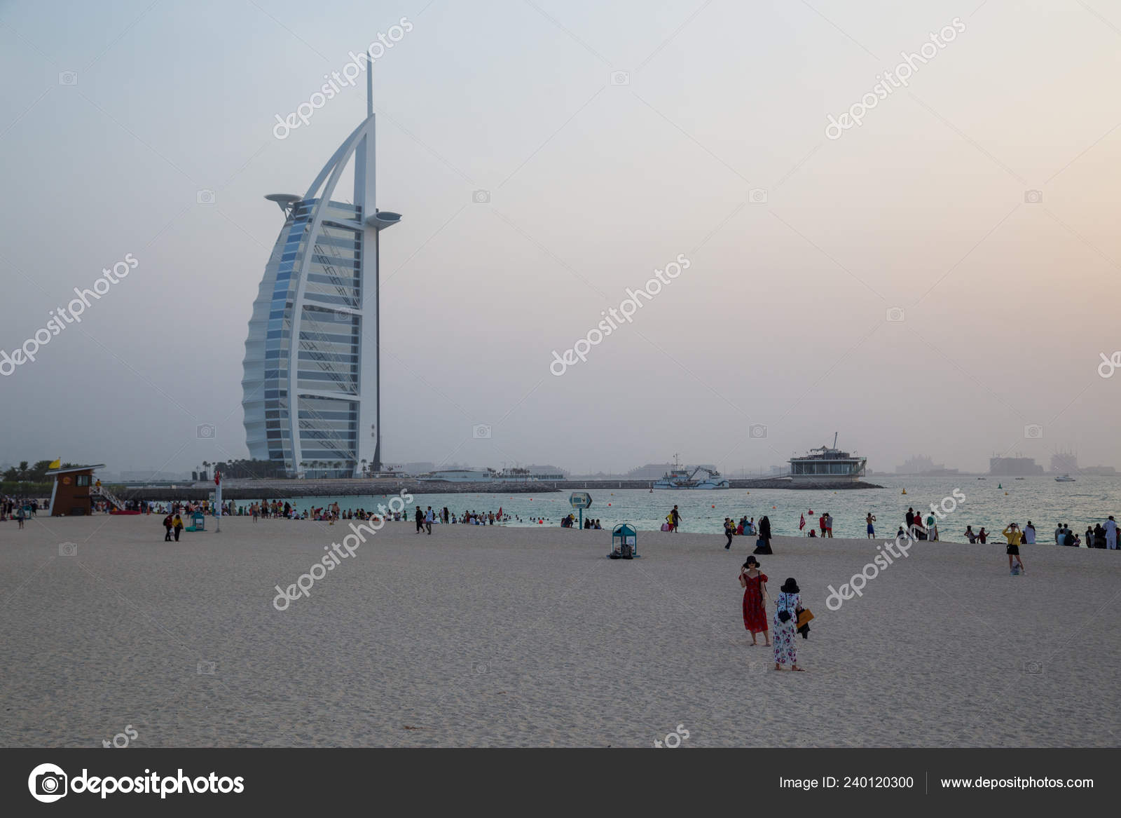 закат на общественного пляжа джумейра в дубае оаэ