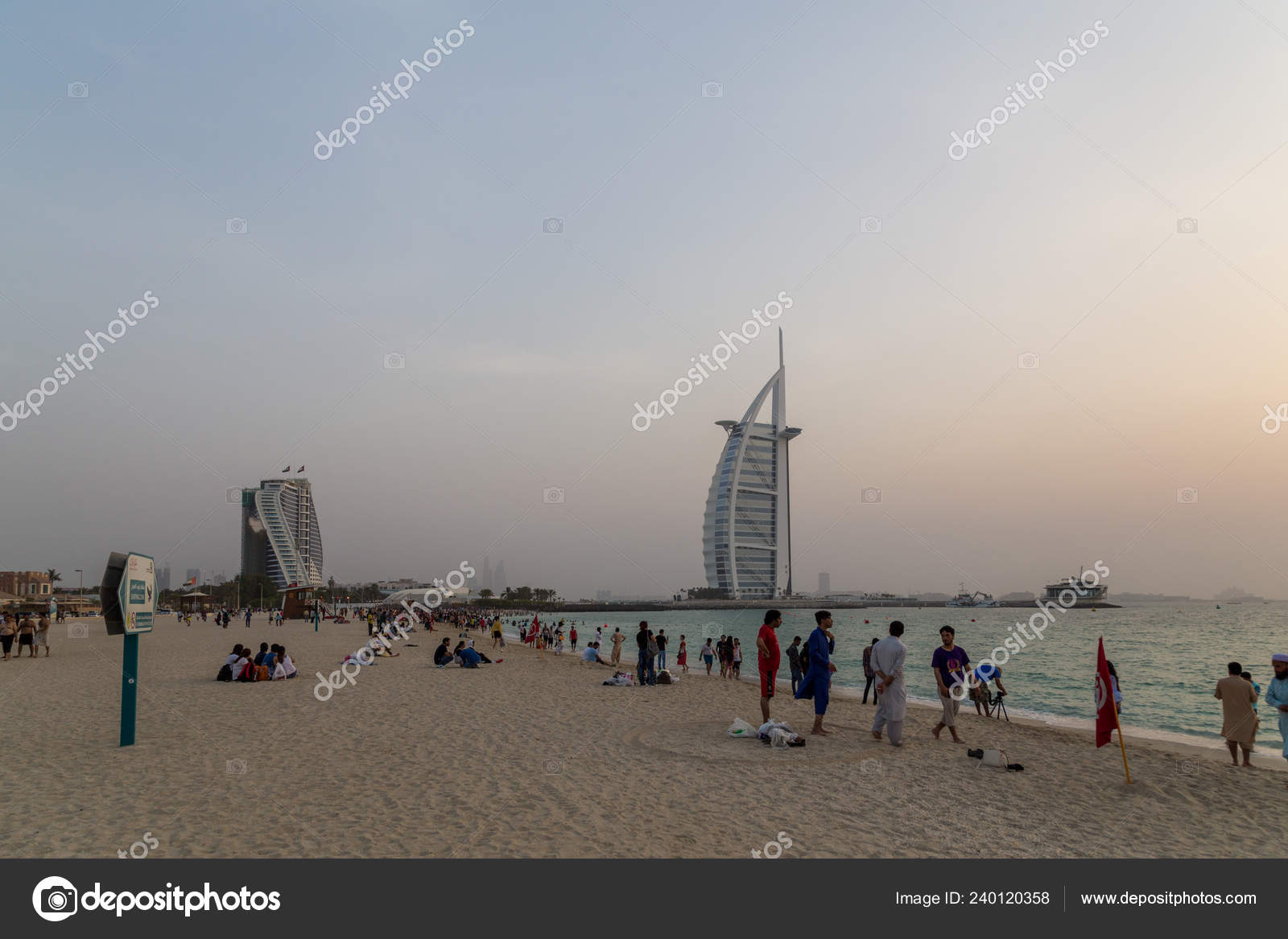 закат на общественного пляжа джумейра в дубае оаэ