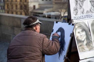 Portre ressamı Prag'daki Charles Köprüsü üzerinde