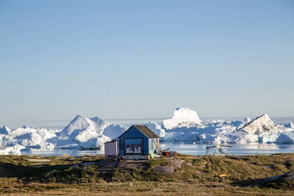 Rodebay, Grönland, mavi ahşap ev — Stok fotoğraf