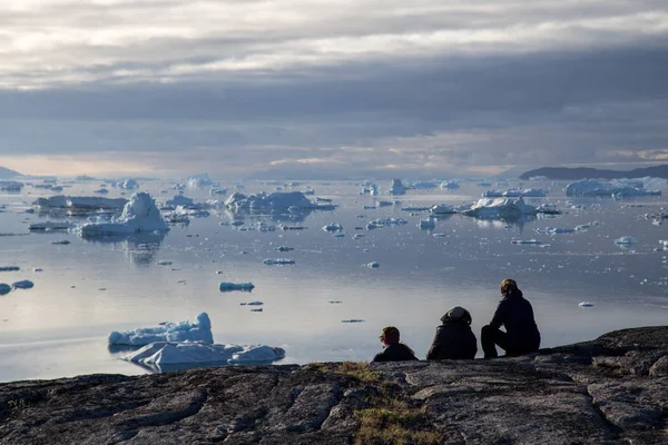 Група людей переглядають айсбергів в Rodebay, Гренландія — стокове фото