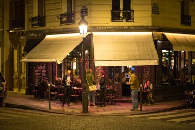 Paris'te gece sokak bir restoranda insanlar