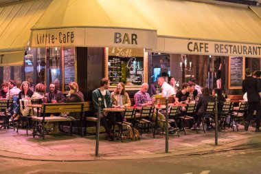 Paris'te gece sokak bir restoranda insanlar