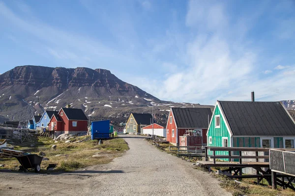 在格陵兰 qeqertarsuaq 有五颜六色的房屋的街道 — 图库照片