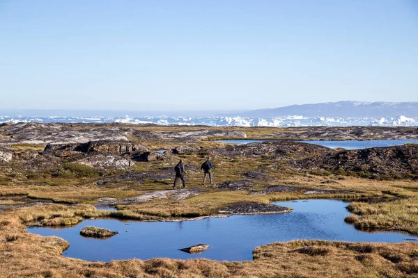 Personer vandring nära Ilulissat, Grönland — Stockfoto