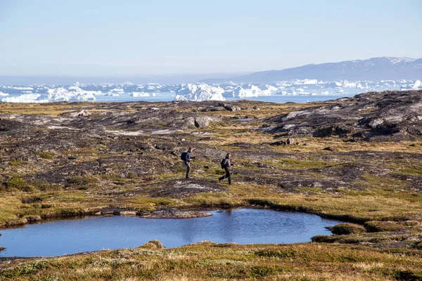 Personer vandring nära Ilulissat, Grönland — Stockfoto