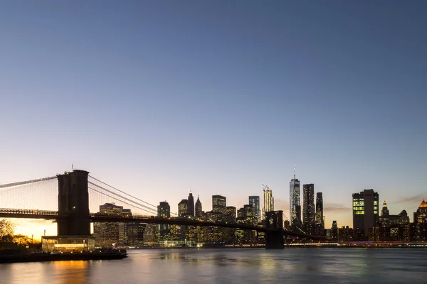 New York skyline med Brooklyn Bridge — Stockfoto
