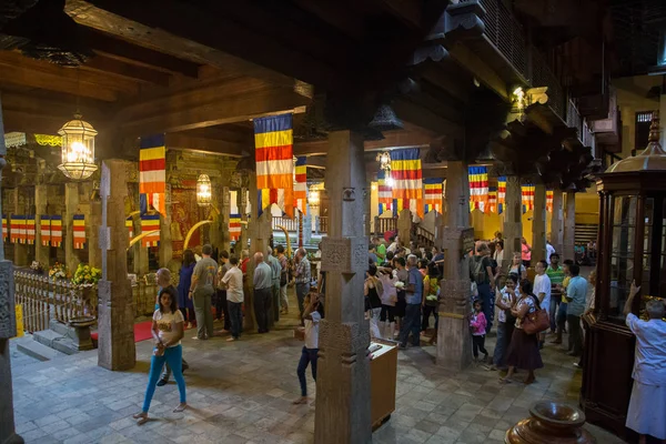 Peregrinos dentro do Templo do Dente em Kandy, Sri Lanka — Fotografia de Stock