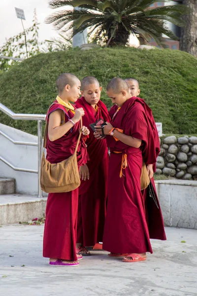 Ομάδα νέων βουδιστών μοναχών στο Κατμαντού — Φωτογραφία Αρχείου