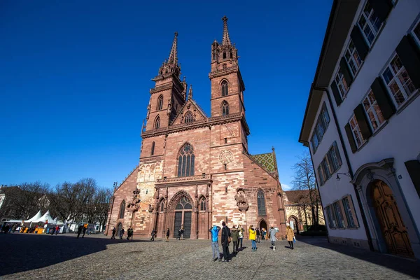 Basel Minster no centro histórico da cidade — Fotografia de Stock