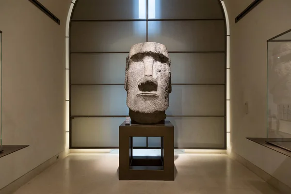 Estátua da Ilha de Páscoa no Museu do Louvre — Fotografia de Stock